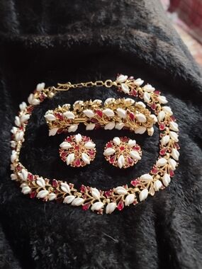RARE CROWN TRIFARI COLLECTORS PARURE!! Gold Tone ruby rhinestones, white accents